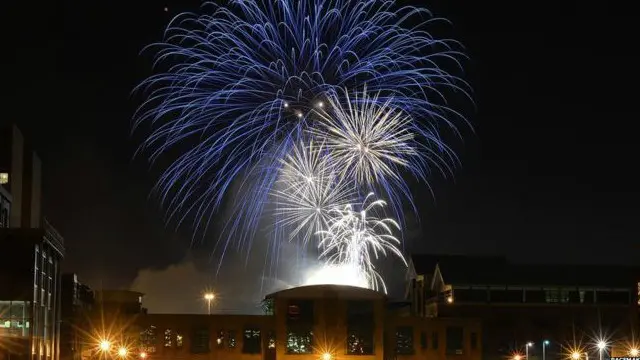 慶祝活動在貝爾法斯特的「萬聖怪物」在當初泰坦尼克號下水的滑道舉行。 