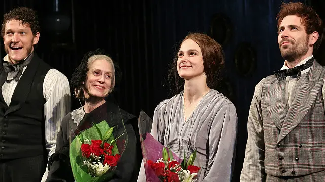 تجسد نايتلي (يمين) شخصية تيريز راكون