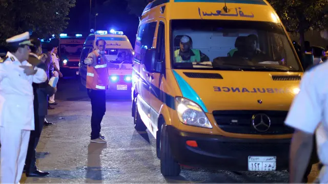 В Каир прибывают кареты скорой помощи с телами пассажиров разбившегося самолета