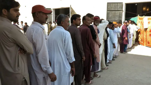 متعلقہ اضلاع میں دفعہ 144 نافذ ہے جبکہ امیدواروں کو ہدایت کی گئی ہے وہ اپنا اسلحہ متعلقہ تھانوں پر جمع کرائیں