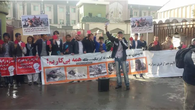 افراد معترض اعلام کردهاند تا زمانیکه به خواست آنان رسیدگی نشود در مقابل درهای وزارت کار خواهند ماند