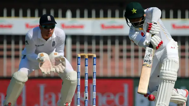 حفیظ کو 11 کے انفرادی سکور پر ایک موقع ملا جب انگلش فیلڈر ان کا کیچ پکڑنے میں ناکام رہے