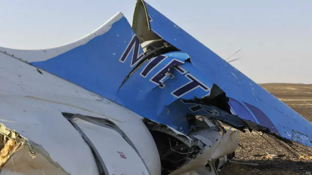 Российский пассажирский самолет разбился на Синайском полуострове, все находившиеся на борту 224 человека - 217 пассажиров и 7 членов экипажа - погибли. 