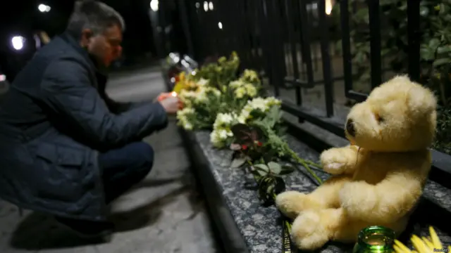 Цветы и свечи несли люди к зданию российского посольства в Киеве. "Соболезнования близким от киевлян" - написано на одном из послании.