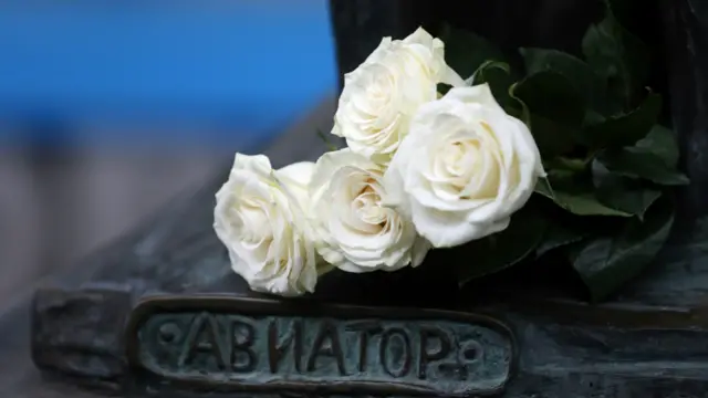 Цветы у мемориала "Авиатор" в Аэропорту "Пулково" в память о жертвах авиакатастрофы российского авиалайнера в Египте. 