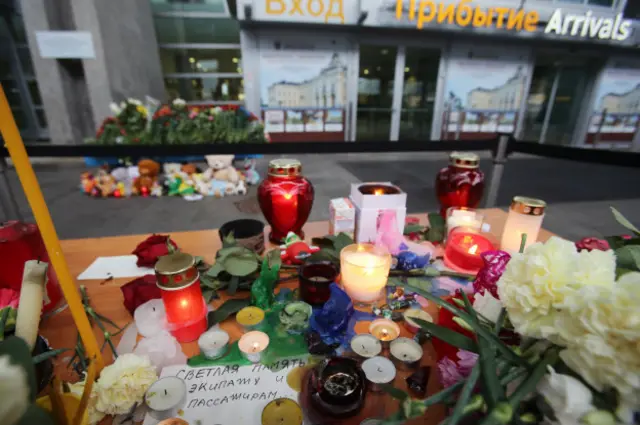 Цветы, свечи и игрушки в терминале аэропорта "Пулково" в Санкт-Петербурге