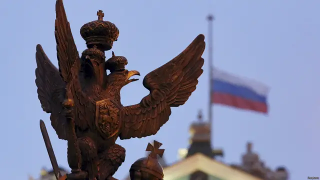 По случаю траура в России приспущены государственные флаги.