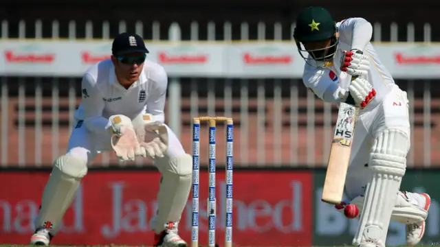 شعیب ملک اور محمد حفیظ نے دوسری وکٹ کی شراکت میں 44 رنز بنائے۔ محمد حفیظ 27 بنا کر معین علی کی گیند پر آؤٹ ہوئے۔