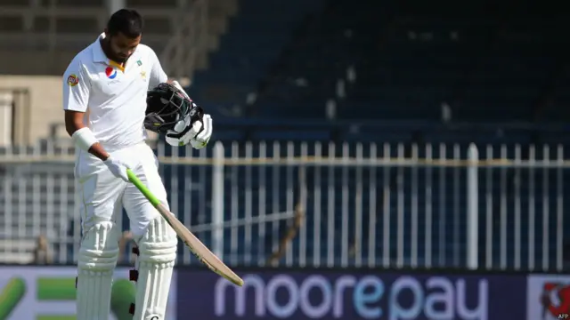 ابتدائی دو ٹیسٹ میچوں میں پاکستان ٹیم کا حصہ نہ بننے والے اظہر علی کو تیسرے ٹیسٹ میچ میں شامل کیا گیا ہے۔ تاہم وہ بغیر کوئی رنز بنائے آؤٹ ہوئے۔