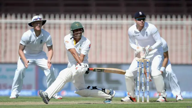 یونس خان بھی دیگر بلے بازوں کی طرح بڑی اننگز کھیلنے میں ناکام رہے اور 31 رنز ہی بنا سکے۔