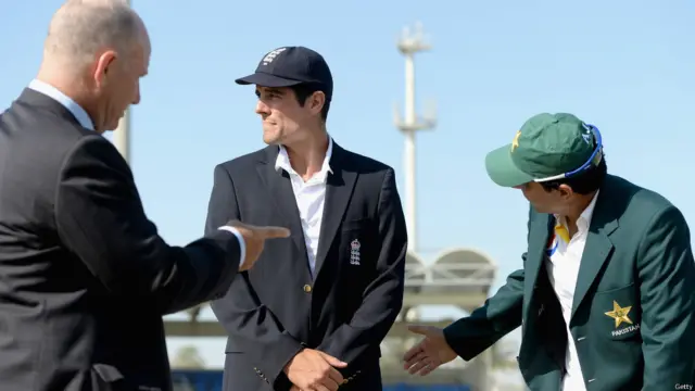 پاکستان اور انگلینڈ کے درمیان تین ٹیسٹ میچوں کی سیریز کا تیسرا اور آخری میچ شارجہ میں کھیلا جا رہا ہے۔ پاکستان نے ٹاس جیت کر پہلے بیٹنگ کرنے کا فیصلہ کیا ہے اور پوری ٹیم 234 رنز بنا کر آؤٹ ہو گئی۔