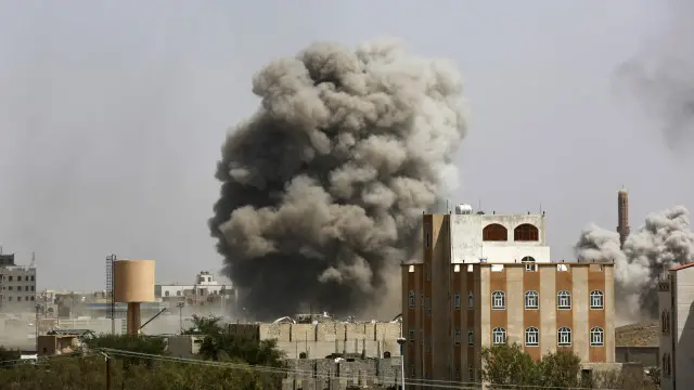 تتعرض إب من حين لآخر لغارات من جانب طائرات التحالف العسكري العربي بقيادة السعودية.