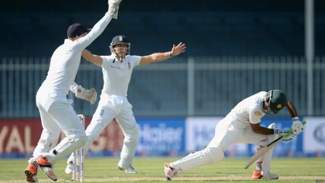 اسد علی پانچ رنز بنا کر اس سیریز میں اپنا پہلا ٹیسٹ میچ کھیلنے والے آف سپنر سمیت پٹیل کا شکار بنے۔ انھوں نے دو وکٹیں حاصل کیں۔