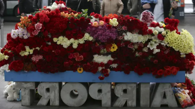 Новый терминал Пулково, открытый меньше двух лет назад, еще не видел столько слез, пишет наш корреспондент Алина Циопа с места событий.