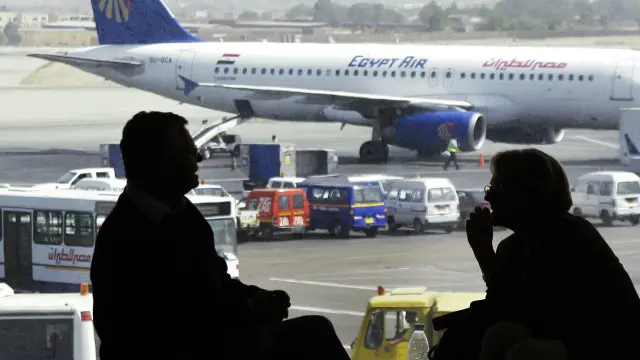 ينص الدستور المصري على أنه لا يجوز منع أي مواطن من مغادرة البلاد "إلا بأمر قضائي مسبب ولمدة محددة."