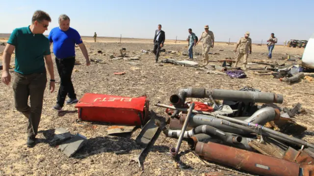 Təyyarə qalıqlarını hadisə yerinə gələn Rusiya xilasediciləri təhlil etməyə başlayıblar. 