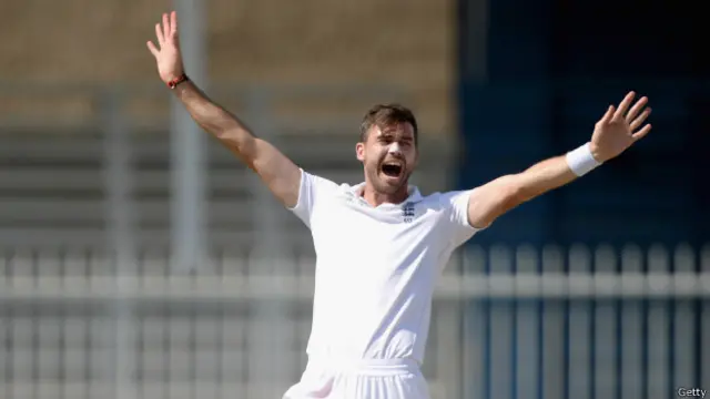 انگلینڈ کی جانب سے سب سے کامیاب بولر جیمز اینڈرسن رہے۔ انھوں نے چار وکٹیں حاصل کیں