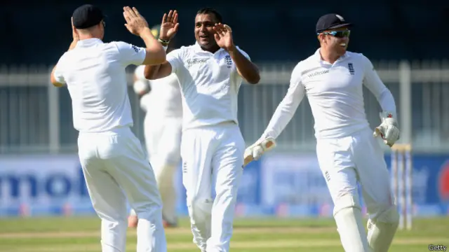 تین سال بعد انگلش ٹیم کا حصہ بننے والے سمیت پٹیل نے دو کھلاڑیوں کو آؤٹ کیا