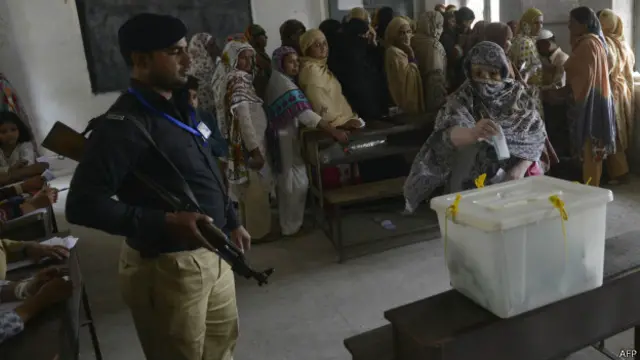 اگر کوئی کیچڑ یا گدلے پانی سے گھبرا کے نلکہ ہی بند کر دے تو صاف پانی کیسے آئے گا ؟