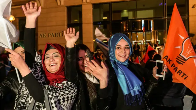 ترکی میں ہونے والے پارلیمانی انتخابات میں حکمراں جماعت جسٹس اینڈ ڈویلپمنٹ پارٹی (اے کے پی) کامیاب ہوئی ہے