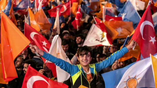 اتوار کی شب جماعت کی فتح کا جشن منانے کے لیے کارکن انقرہ کی سڑکوں پر نکل آئے