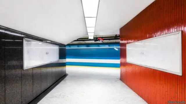 سادہ اشتہاری بورڈ بھی فن تعمیر کی خوبصورتی اجاگر کر رہا ہے