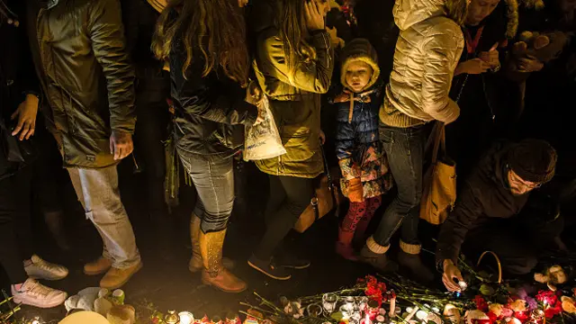 सेंट पिट्सबर्ग में शोक मनाते लोग.