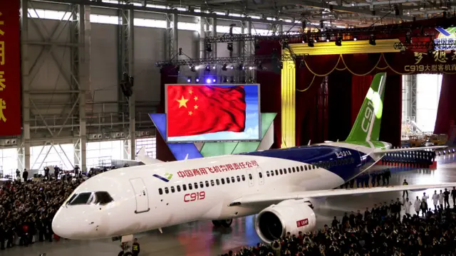 中国首架大型干线客机下线。