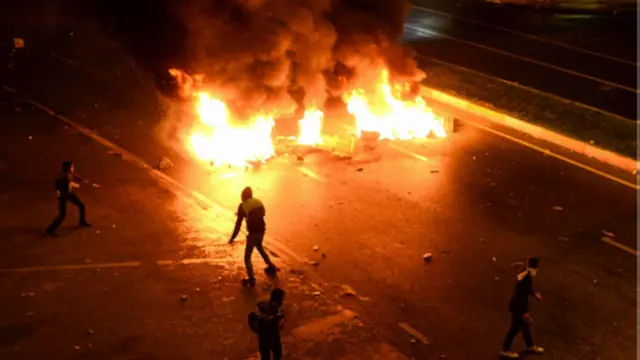 پس از اعلام نتایج اولیه انتخابات، هواداران حزب دموکراتیک خلق‌ها در شهر کردنشین دیاربکر با پلیس درگیر شدند