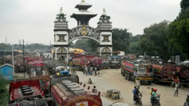 由于印尼之间道路被封锁，大量运油车无法通往尼泊尔。