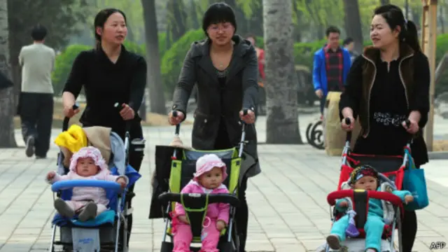 چین کے سرکاری خبر رساں ادارے شن ہوا نے گذشتہ ہفتے اعلان کیا تھا کہ چین نے فی خاندان ایک بچہ کی پالیسی ختم کرنے کا فیصلہ کیا ہے خبر رساں ادارے کے مطابق کمیونسٹ پارٹی نے ایک بیان جاری کیا ہے جس میں کہا گیا ہے کہ آئندہ ہر جوڑے کو دو بچے پیدا کرنے کی اجازت دے دی جائے گی۔