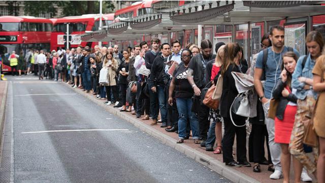 Лондонцы ждут автобус во время забастовки метро в августе 2015 г.