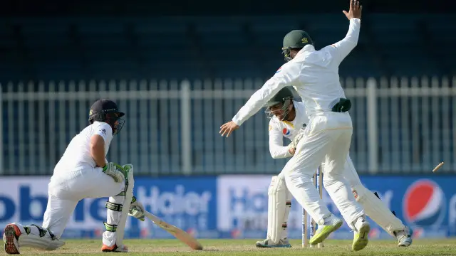 انګلستان په خپله لومړۍ پاړۍ کې ۳۰۶ منډې وکړې او په دويمه کې يې يوازې ۱۵۶ منډې وکړې