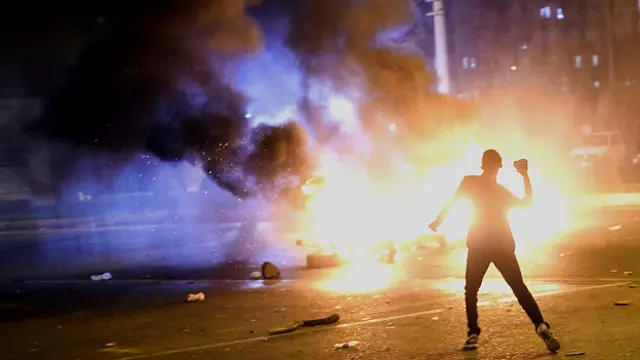 پس از اعلام نتایج اولیه انتخابات، گروهی از هواداران حزب دموکراتیک خلقها در شهر کردنشین دیاربکر با پلیس درگیر شدند