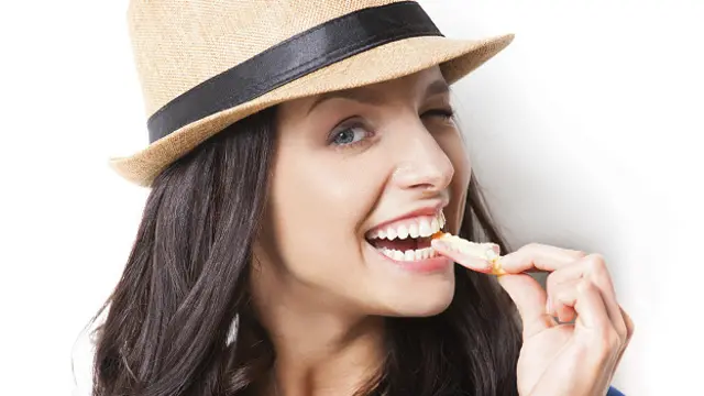 Девушка в шляпе с конфеткой