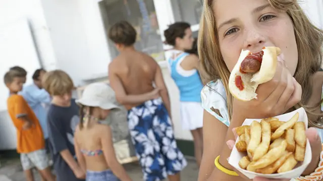 Девочка есть хот-дог