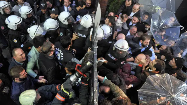 السلطات التركية اقتحمت مكاتب جماعة فتح الله غولن الإعلامية بأمر قضائي