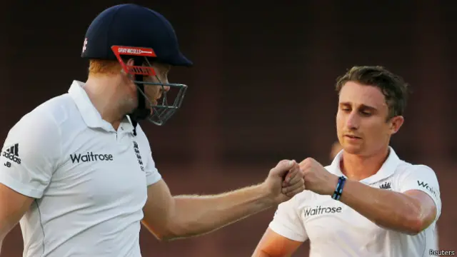 جیمز ٹیلر اور جونی بیرسٹو پاکستانی بولروں کے خلاف دیوار بن گئے