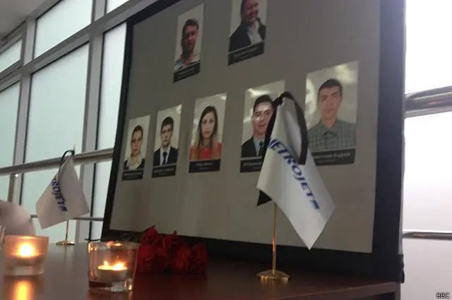 Kogalymavia/Metrojet şirkətinin Moskvadakı ofisində qəzada həlak olmuş təyyarə heyətinin şəkilləri asılıb.