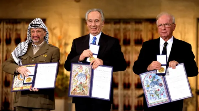 كان بيريس رئيسا للحكومة الإسرائيلية حين وقعت مجزرة قانا جنوب لبنان والتي قتل فيها 106 من المدنيين