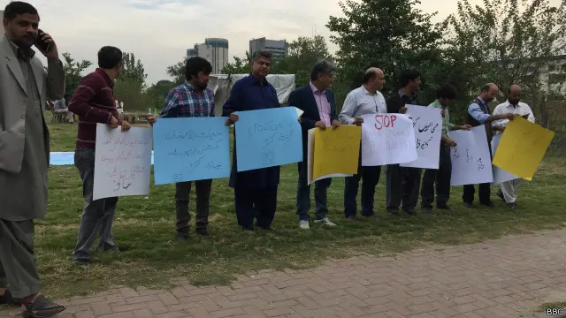 اسلام آباد میں درجنوں اخبارات، جرائد، ریڈیو ٹی وی چینلوں کے لیے کام کرنے والے سینکڑوں صحافیوں میں سے یہ چند احتجاج کے لیے پہنچے