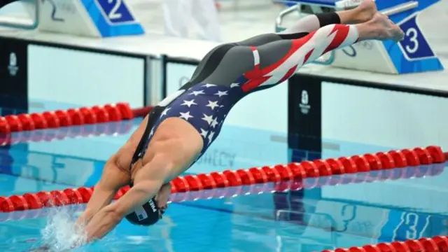 2008年北京奥运会上,菲尔普斯身着模仿鲨鱼皮制作的泳衣,破纪录地赢得八枚金牌(图片来源:UllsteinBild / Getty)