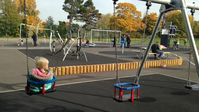 Девочка на качелях