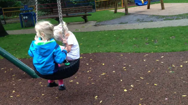 Катя и Лиза играют