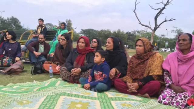 عوامی ورکرز پارٹی کے رکن، سول سوسائٹی کے نمائندوں کے علاوہ، پاس کچی آبادی کی خواتین بھی اس مکالمے میں شریک تھیں