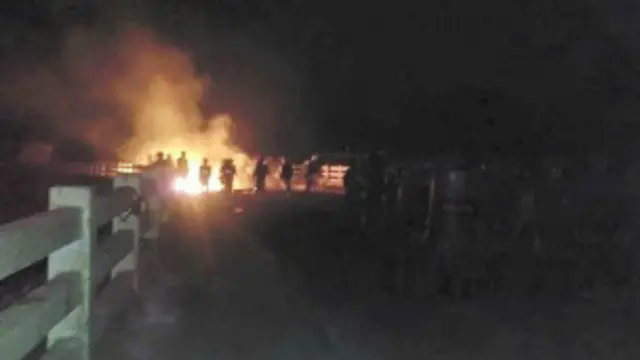 प्रहरीले सोमबार बिहान सिमा क्षेत्रमा धर्नामा बसेका प्रदर्शनकारीलाई लखेटेपछि केही समय वीरगञ्ज नाका संचालनमा आएको थियो