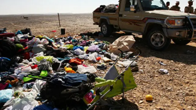 Equipos rusos y egipcios trabajan en la zona donde el avión se estrelló.