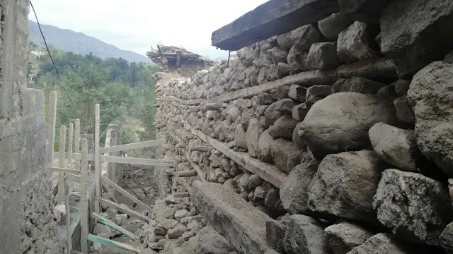 جن لوگوں کے مکمل گھر تباہ ہوئے اُنھیں دو لاکھ روپے اور جن کےگھروں کو جزوی طور پر نقصان پہنچا انھیں ایک لاکھ روپے کے چیک دیے جا رہے ہیں