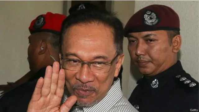 كان أنور ابراهيم سجن لمدة خمس سنوات في شباط / فبراير الماضي بعد ان فشل استئنافه النهائي