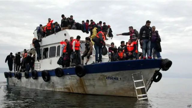 يستقل معظم المهاجرين زوارق متهالكة غير صالحة للابحار